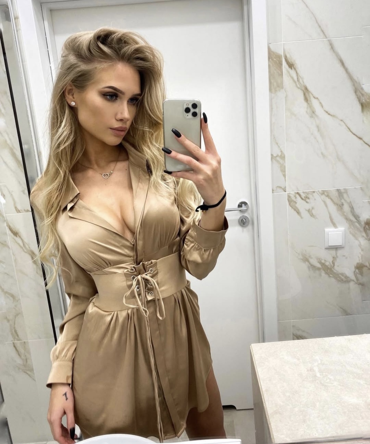 Каролина проститутка интим салон СПб у метро Василеостровская салон проститутки метро